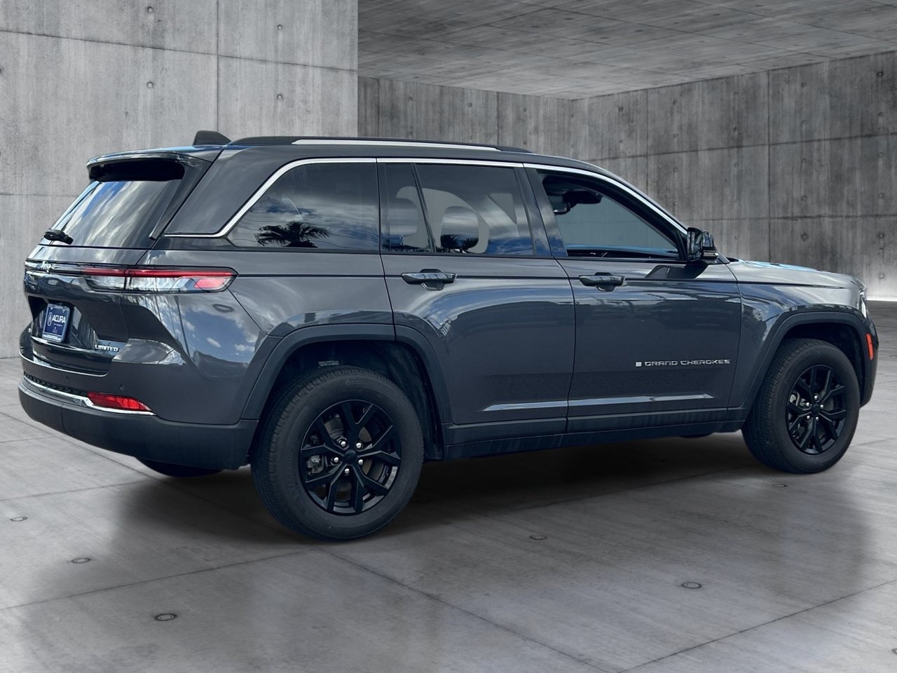 Used 2023 Jeep Grand Cherokee Limited AWD/4WD image 5