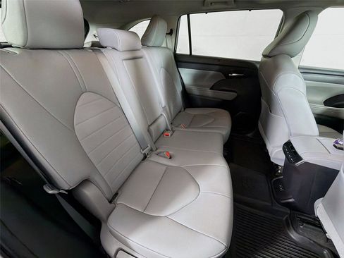 Used 2023 Toyota Highlander XLE image 28