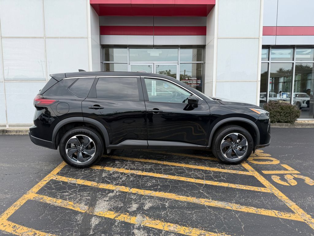 Used 2024 Nissan Rogue SV AWD/4WD image 4