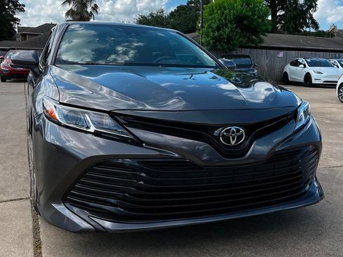 Used 2020 Toyota Camry LE FWD image 3