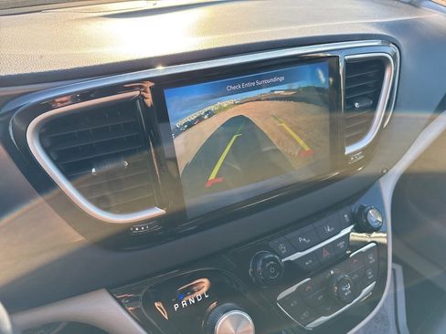 Used 2024 Chrysler Pacifica Touring-L FWD image 4