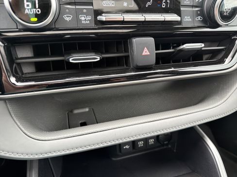 Used 2021 Toyota Highlander XLE AWD/4WD image 18