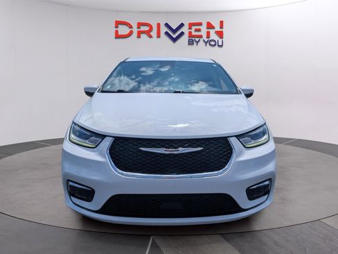 Used 2023 Chrysler Pacifica Touring-L w/ Uconnect Theater Family Group FWD image 8