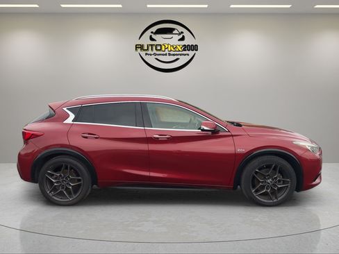 Used 2018 INFINITI QX30 Premium w/ Navigation Package FWD image 8