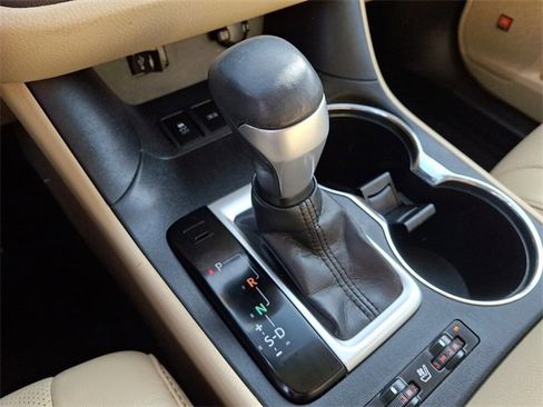 Used 2014 Toyota Highlander Limited image 18