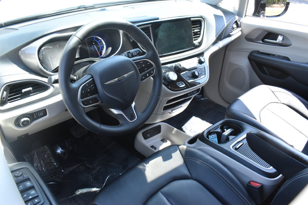 Used 2024 Chrysler Pacifica Limited FWD image 3