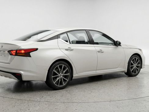Used 2025 Nissan Altima 2.5 SV FWD image 9