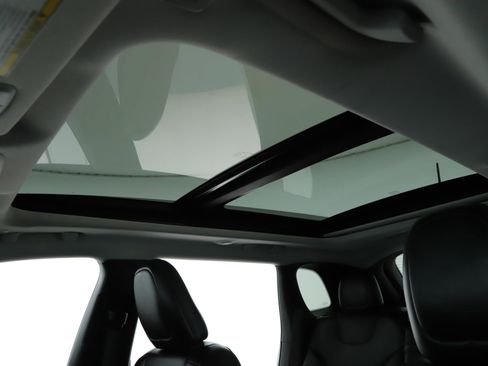 Used 2019 Jeep Cherokee Latitude Plus w/ Comfort/Convenience Group image 17