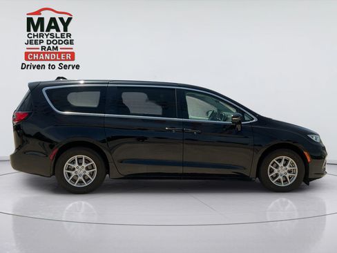 Used 2024 Chrysler Pacifica Touring-L FWD image 8
