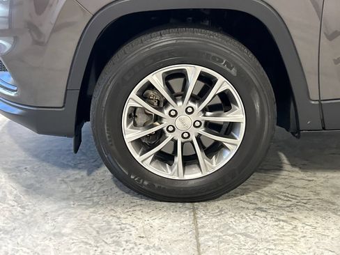 Used 2019 Jeep Cherokee Latitude Plus w/ Comfort/Convenience Group AWD/4WD image 11