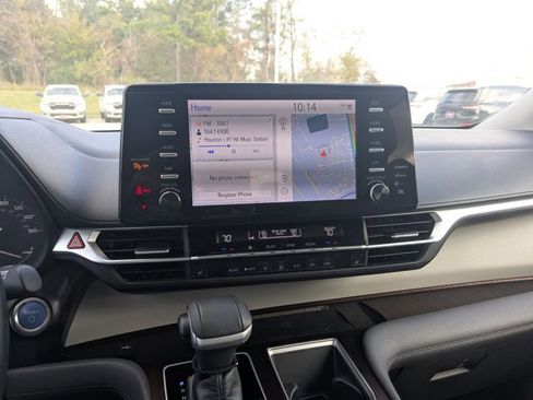 Used 2023 Toyota Sienna XLE w/ XLE Plus Package image 11