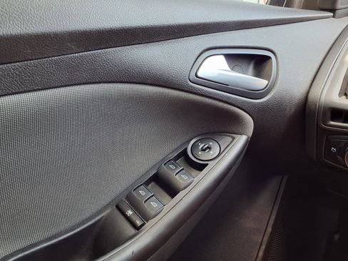Used 2014 Ford Focus SE w/ SE Winter Package FWD image 17