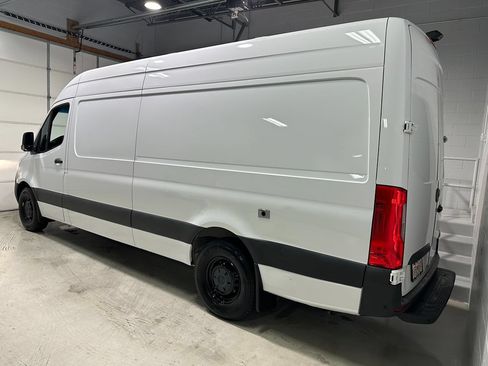 Used 2023 Mercedes-Benz Sprinter 2500 image 21