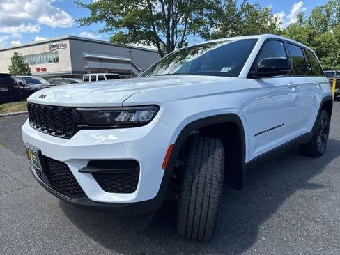 Used 2023 Jeep Grand Cherokee Altitude AWD/4WD image 3