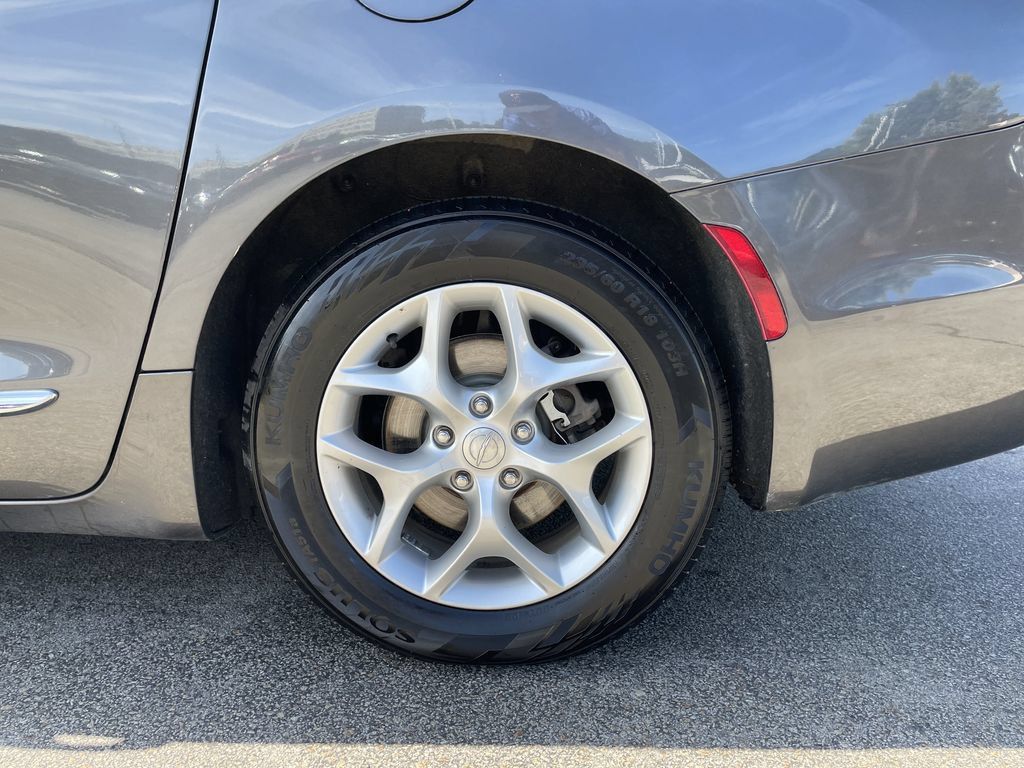 Certified 2019 Chrysler Pacifica Limited FWD image 10