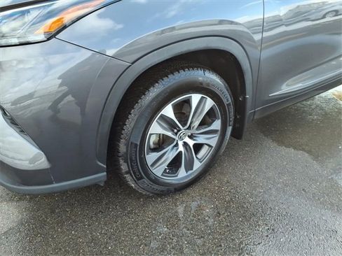 Certified 2022 Toyota Highlander XLE image 4
