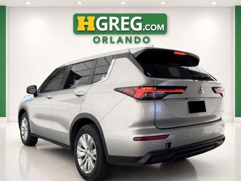 Used 2025 Mitsubishi Outlander ES FWD image 2