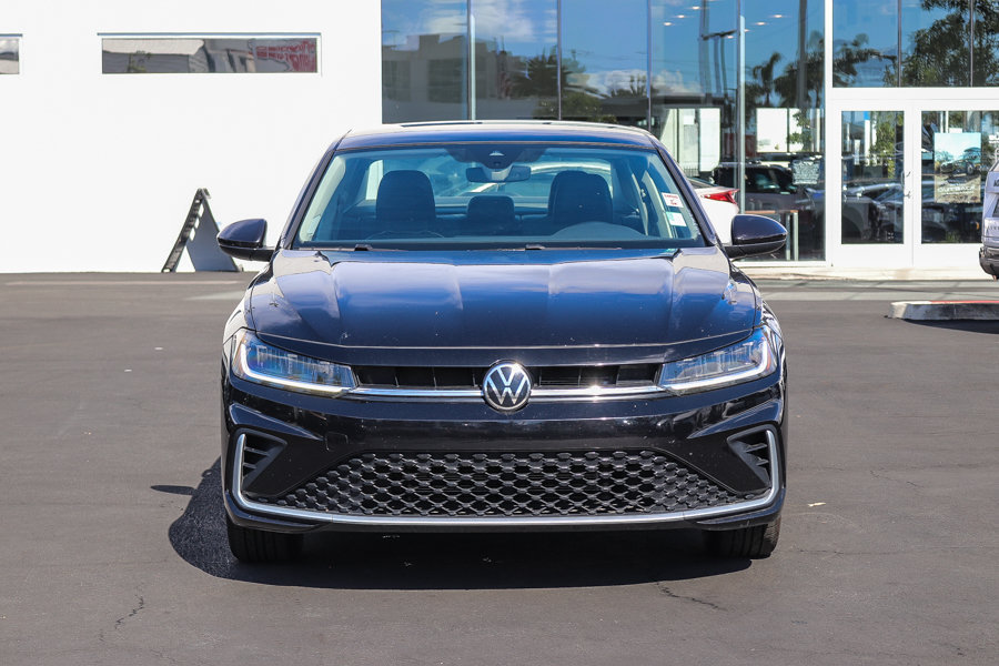 Used 2025 Volkswagen Jetta SE FWD image 2