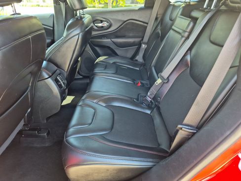 Used 2019 Jeep Cherokee Trailhawk w/ Cold Weather Group AWD/4WD image 17