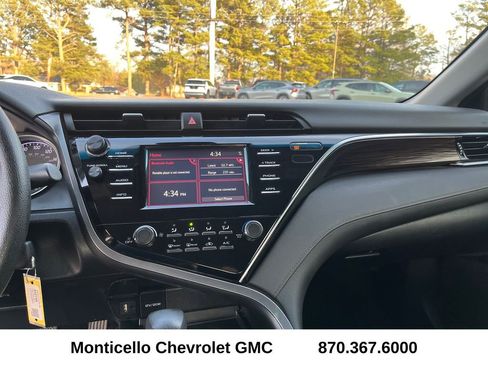 Used 2018 Toyota Camry LE image 14