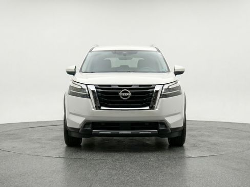 Used 2025 Nissan Pathfinder SV FWD image 2