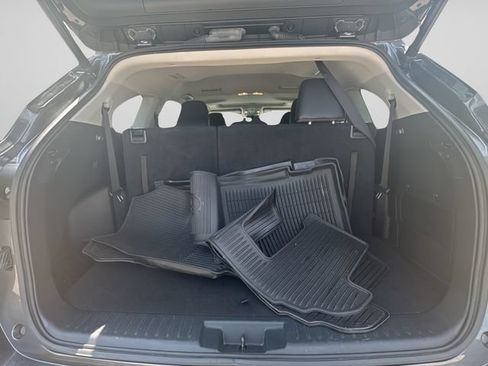 Used 2023 Toyota Highlander XLE FWD image 16