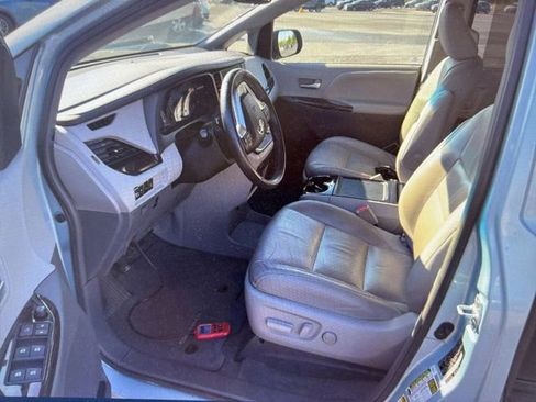 Used 2017 Toyota Sienna XLE w/ XLE Navigation Package FWD image 12