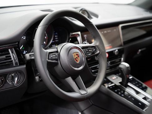 Used 2024 Porsche Macan image 4