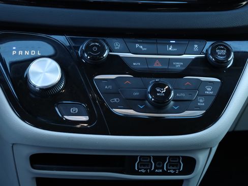 Used 2023 Chrysler Pacifica Touring-L image 22