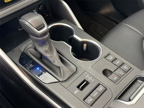 Certified 2024 Toyota Highlander XLE image 28