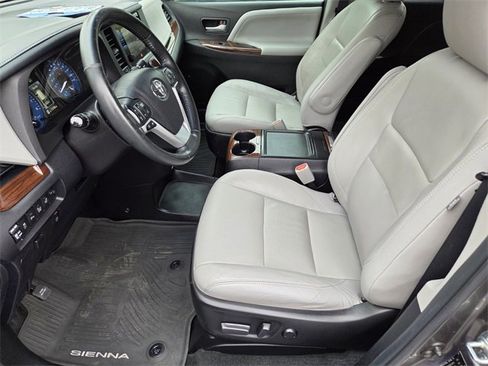 Used 2017 Toyota Sienna Limited Premium w/ Advanced Technology Package image 10
