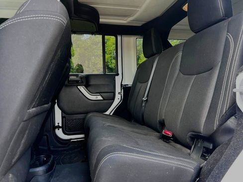 Used 2016 Jeep Wrangler Unlimited Rubicon w/ Dual Top Group AWD/4WD image 15