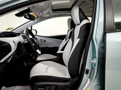 Used 2016 Toyota Prius Four image 25