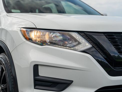 Used 2018 Nissan Rogue SV FWD image 10