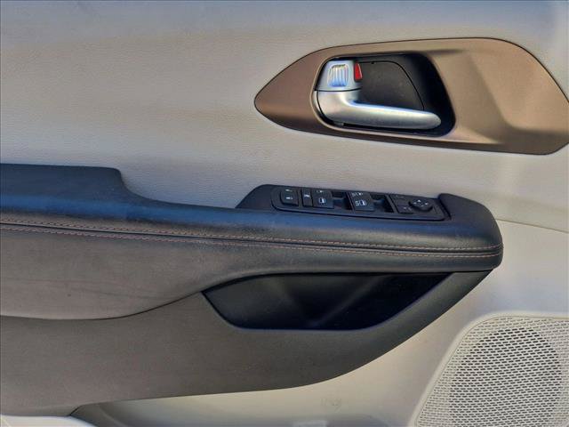 Used 2017 Chrysler Pacifica Touring-L FWD image 10
