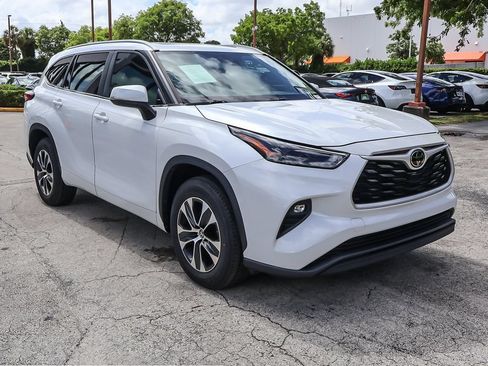 Used 2023 Toyota Highlander XLE FWD image 9