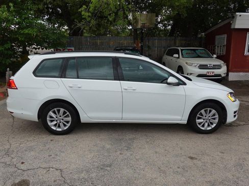 Used 2017 Volkswagen Golf S image 8