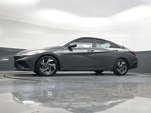 Used 2025 Hyundai Elantra Limited FWD image 34