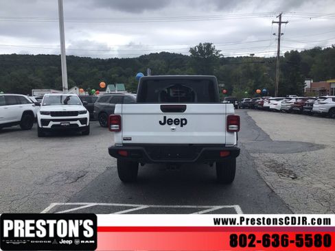Used 2023 Jeep Gladiator Sport AWD/4WD image 4