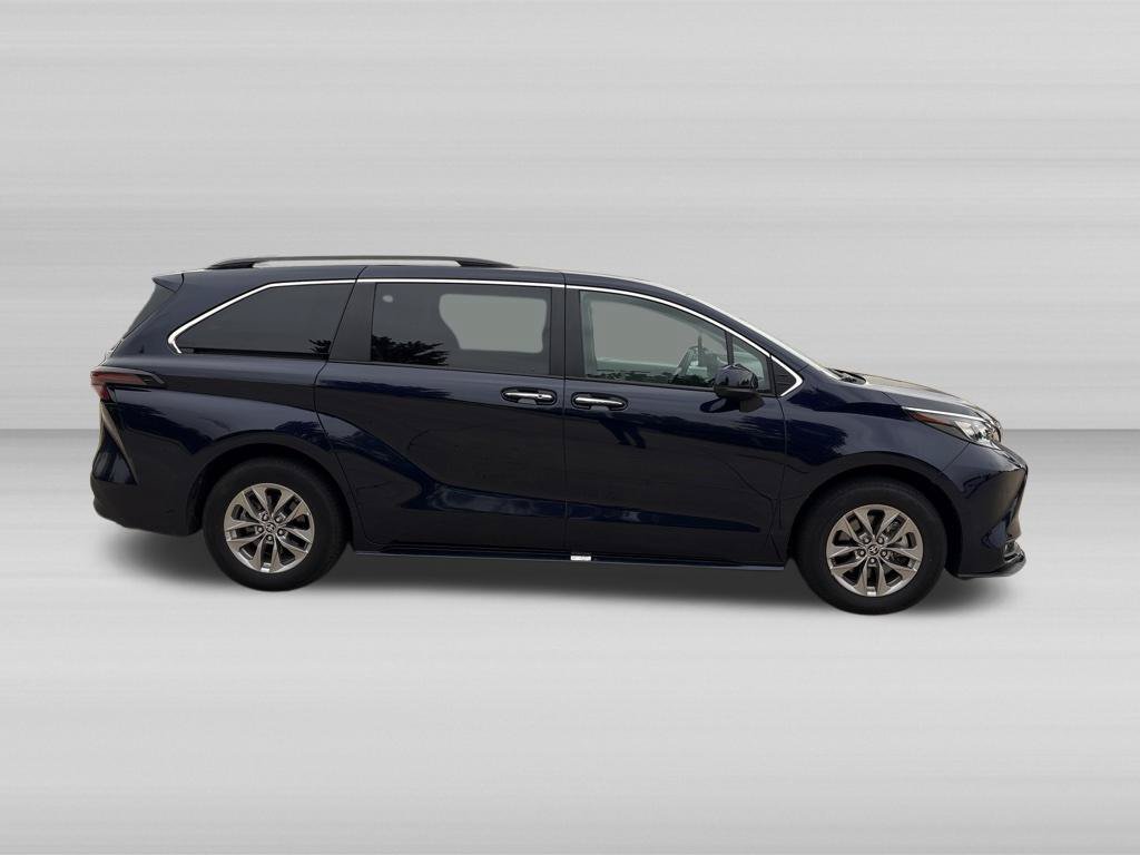 Used 2025 Toyota Sienna XLE FWD image 3