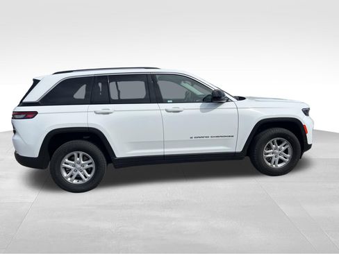 Used 2023 Jeep Grand Cherokee Laredo image 4