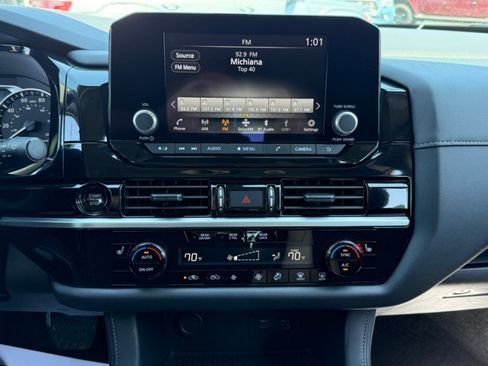 Used 2025 Nissan Pathfinder SV FWD image 12