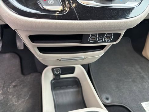 Used 2023 Chrysler Pacifica Touring-L image 18