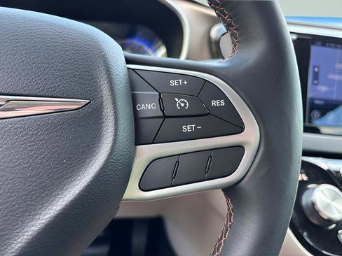 Used 2017 Chrysler Pacifica Touring-L FWD image 18