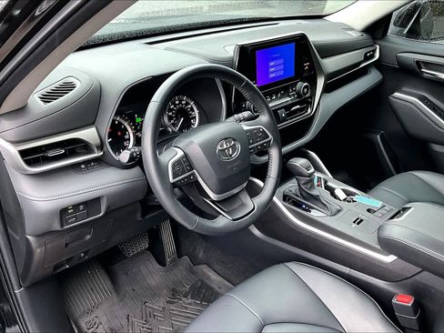 Certified 2023 Toyota Highlander XLE image 18