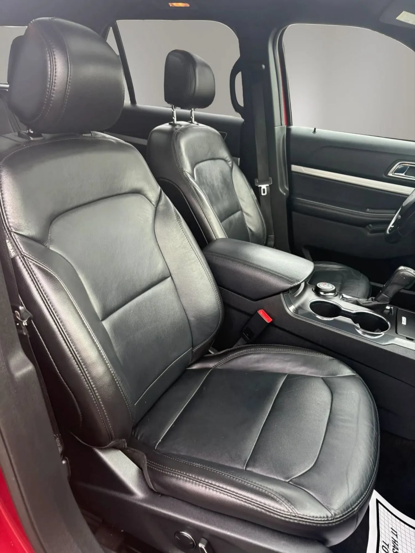 Used 2017 Ford Explorer XLT w/ Equipment Group 202A AWD/4WD image 30
