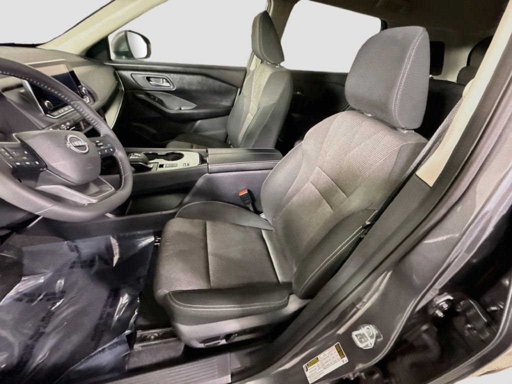 Certified 2025 Nissan Rogue SV FWD image 24