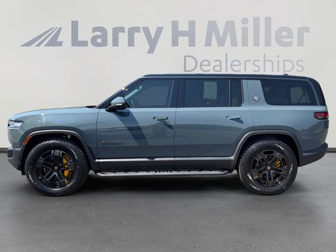 Used 2025 Rivian R1S Premium AWD/4WD image 2