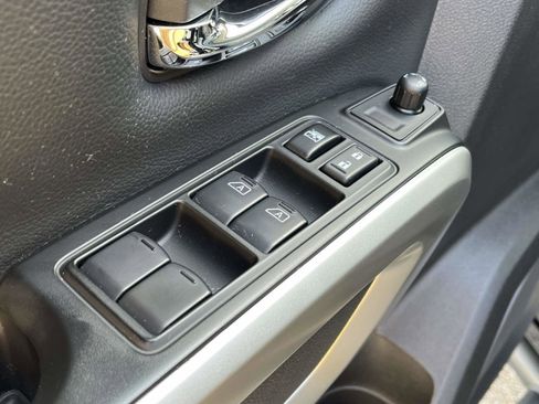 Used 2024 Nissan Titan SV w/ SV Convenience Package image 16