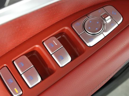 Used 2025 Genesis G70 2.5T w/ Sport Prestige Package image 21